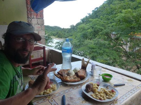 hier war die welt noch grandios in ordnung, ein fritierter sabala flussfisch zum abschluss in bolivia...es sollte nicht die letzte nacht auf bolivianischen boden bleiben...
