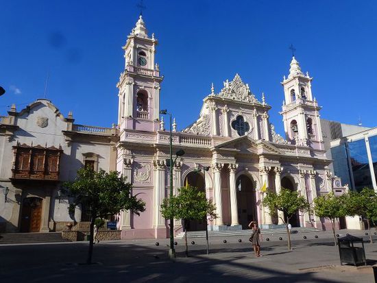 salta, endlich doch noch auf der plaza eingetroffen.