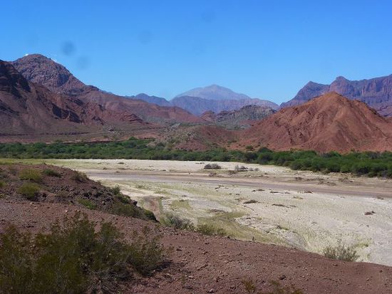 nochmals fuehrte unsere fahrt durch die farbige quebrada de cafayate.