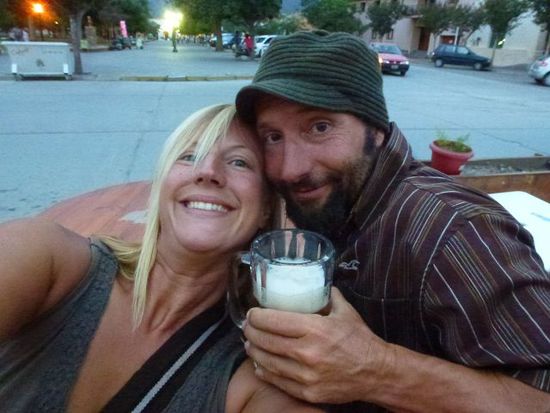 zusammen mit der argentinischen highsociety und hippies auf dem camping liessen wir es uns zum letzten jahrestag gut gehen...zu gut...