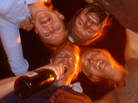 mitternacht, toll wenn man mit anderen menschen anstossen kann, alexandra und henning aus koeln.