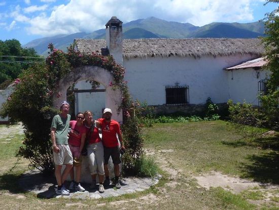 die vier einzigen gringos unter tausenden von gauchos, mit alexandra und henning in der jesuiten mission tafi del valle.