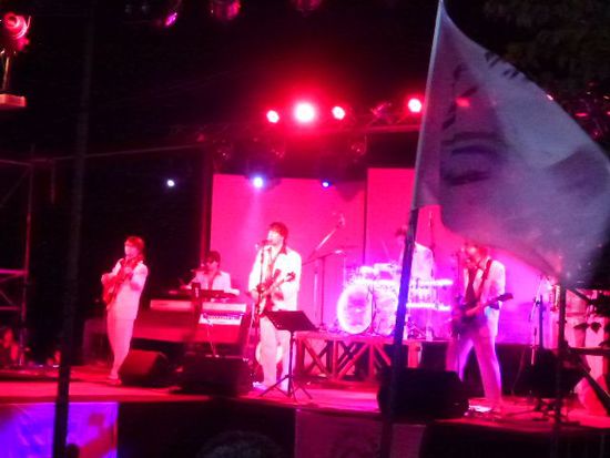 abends rockt der baer und die open air disco beschallt das ganze tal bis sechs uhr morgens, wir stellen uns diese konstellation in einer schweizer villengegend gerne vor...