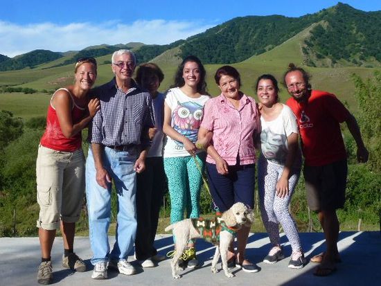 tucumanische gastfreundschaft vom feinsten, muchas gracias familia aguero, ruben, martha, maria und zwilling 2, lucia, maria und zwilling 1, den namen des hundes haben wir vergessen.