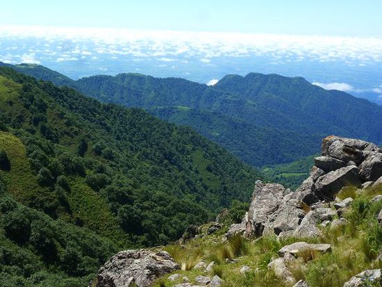 blick in richtung san miguel de tucuman und in die sogenannten yungas, ein dschungeltal, dass bis auf knapp 500 meter abfaellt und wo die temperatur um 10 bis 15 grad hoeher ist.