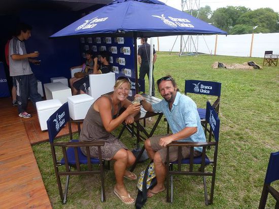 ein gratis fernet/cola bei den adretten branca hasen (das foto der hasen wurde von anke zensuriert)