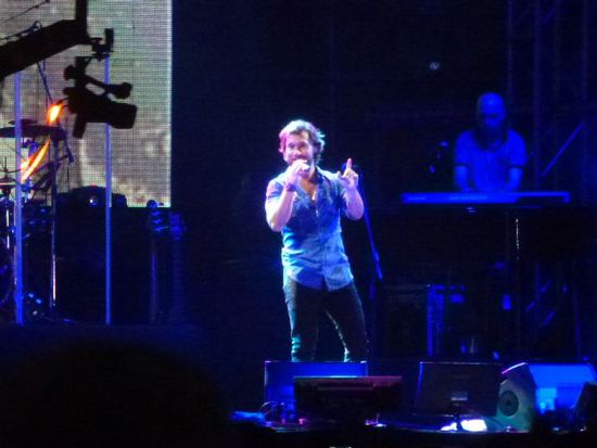 diego torres in action, gleichzeitig fahren die leader des rennens unbemerkt ein.
