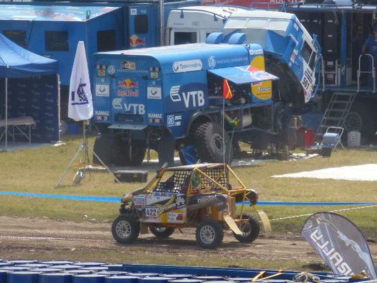 hier treffen sich die teilnehmer der verschiedenen kategorien, vorne buggy auto, dahinter der gewinner der truck kategorie eduard nikolaev aus russland.