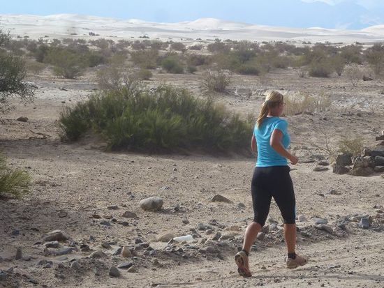 eine viel beobachtete morgen joggingrunde auf der offiziellen dakar strecke, das kann man auch nicht alle tage.