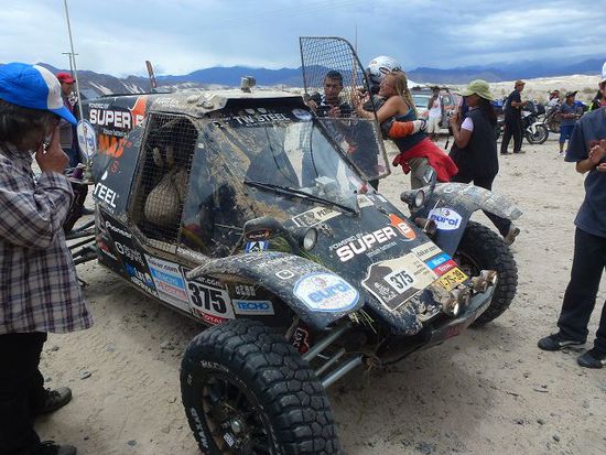 dieser hollaendische buggy stand bis unters dach unter wasser, der fahrer juergen van der groonebergh war so happy heil angekommen zu sein, dass er gleich anke umarmte.