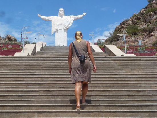 chilecito, endlich mal wieder sonne, als dank besuchen wir den christo retendor und hoffen, dass es was hilft.