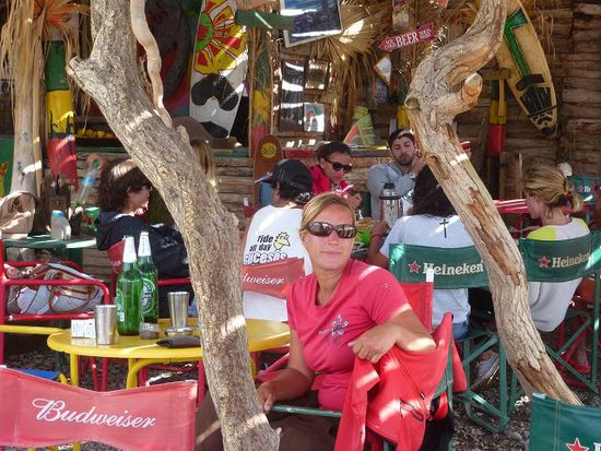 am spaeteren nachmittag sprang der wind richtig rodeo style auf 35 knoten an, zuviel fuer thomasli und sein 9er, wie er nach einer steinschleiftour am strand lernt.