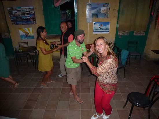 in der illegalen bar la surfera fliegen die fetzen und der fernet branca wird im halbliter becher serviert.