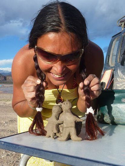 anna vertreibt sich die zeit mit dem modellieren von modelgetreuen thomasli und anke aus der am strand vorkommenden tonerde. fast ein alberto giacometti!