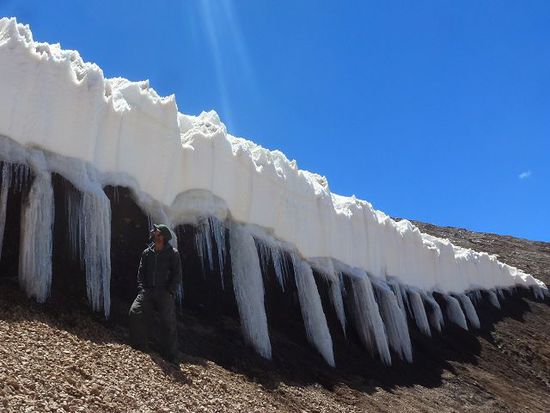 bei der auffahrt zum paso aguas negras 4769 m finden wir die faszinierensten eisformationen.