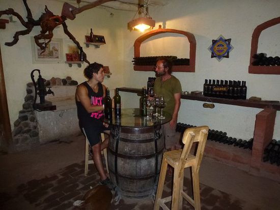 bei pablo mit muskelshirt in der familienbodega el milagro.