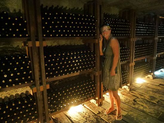 anke im grafigna wunderkeller, der ersten bodega argentiniens.