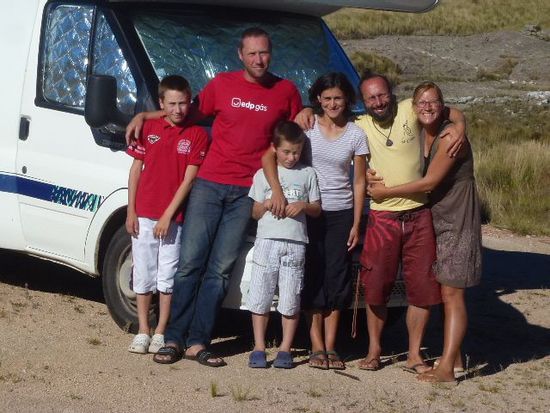 freudiges treffen mit hugo, stephane, remy und anne aus frankreich. anke hoert zwischenzeitlich perfekt franzoesich und versteht es auch, sprechen braucht noch ein paar pastisse...