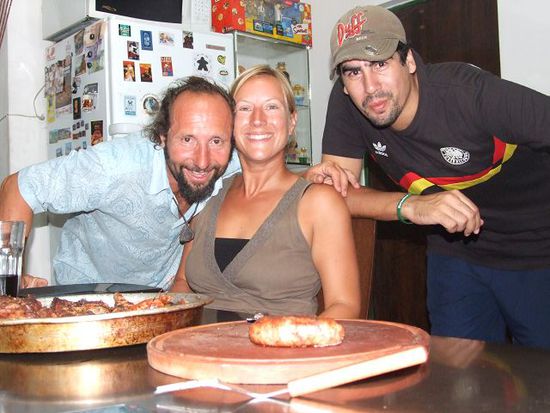 christian laedt zum asado in su casa ein. man beachte sein shirt, dass er extra fuer anke angezogen hat.