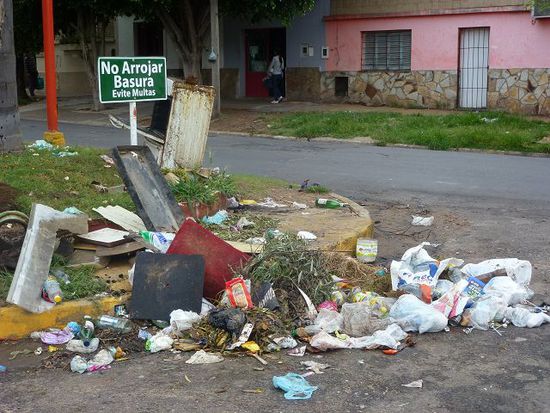das problem im land, ueberall abfall. das schild heisst uebrigens bitte keinen abfall hinstellen/werfen...vielleicht koennen die leute nicht lesen...?