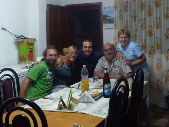 etwas ueberteuerte reperatur, dafuer gibts ein argentinisches gratis cena bei den carlosen und mama elsa.