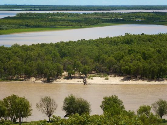 der rio parana teilt sich bei diamantina in viele arme.