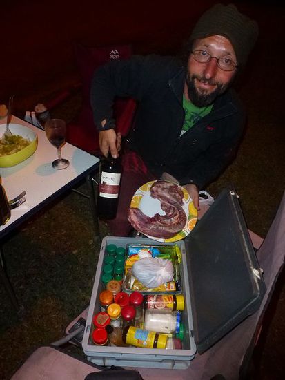 abends dann die belohnung, feinstes lomo, eine flasche malbec roble reserva und die schoenste gewuerzbox von argentina.