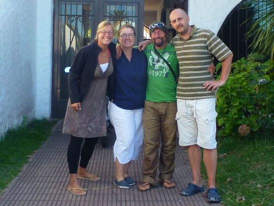 besuch bei maria noel und arnaud, die der villa venus einen garagenplatz in der weinbodega anbieten.