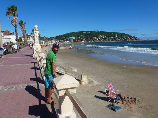 salziger geruch, wellenrauschen, moewen und frischer fisch, wir sind feliz in piriapolis wieder zurueck am meer zu sein.