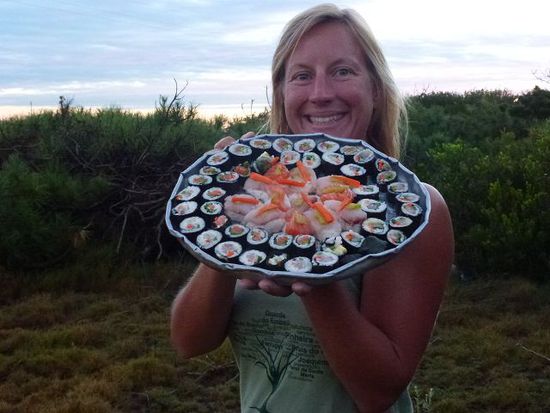 diese selbstgebastelte sushiplatte koennte wohl selbst in japan erfolg haben.
