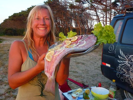 den hat fischer mikael speziell fuer uns aus dem meer geangelt, corvina auf dem grill, ein gourmet spektakel...