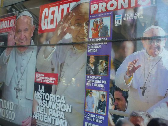 argentinien ist papst und die gauchos feiern mit autokorsos, plakaten, souvenirs und viel stolz.