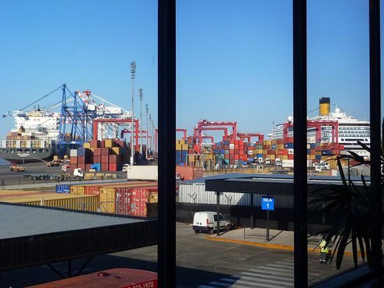 der kreis schliesst sich, vor 3.5 jahren landete der container der villa venus nach ihrem irrlauf genau hier am terminal 4 in buenos aires...grosse gefuehle weiterhin.