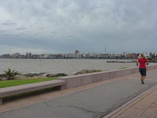 eine joggingrunde an land in der hauptstadt von uruguay montevideo.