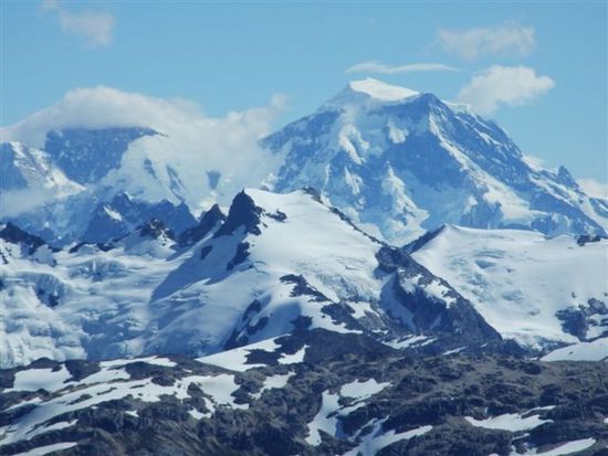 gegenüber taucht der höchste berg der südlichen anden auf - san valentin 4050 m