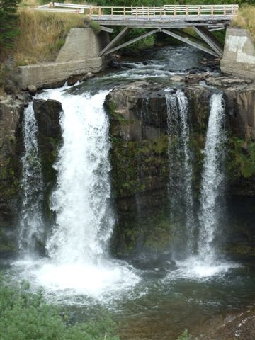 kleiner wasserfall in der grossen stadt