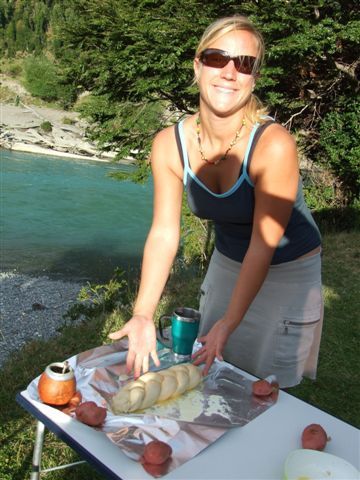 1. selbstgebastelter zopf vor der grillenden glut... wir warteten gespannt was passiert...war einfach lecker