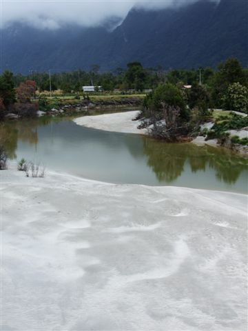 the beach am fluss, jedoch asche vom vulkanausbruch - vulcan chaiten 2008