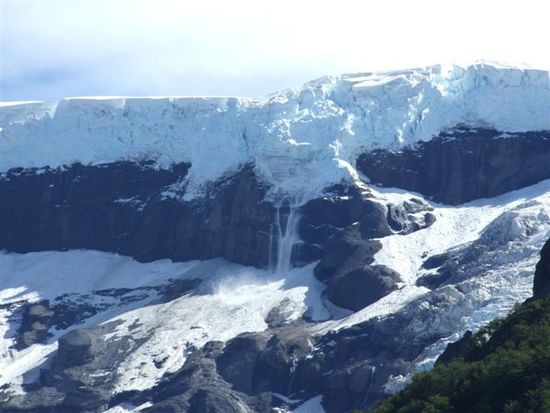 ständig brechen lawinen aus dem riesigen eisgebilde ab.