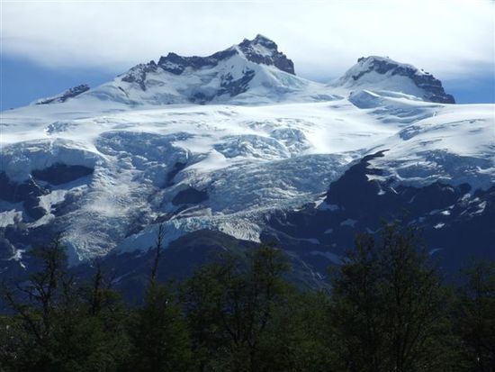 der höchste berg der region, mit dem völlig berechtigt namen monte tronador - 3478 m - ein herrlicher gipfel an der arg/chile grenze.