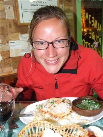 edles fischessen im el cangrejo - hier feinschmeckerin anke mit centolla (königskrabbe)