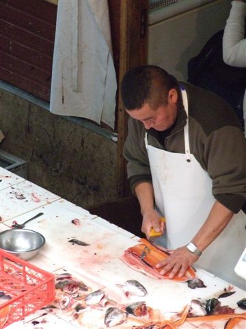 unser fisch wird filetiert - hier salmon.
