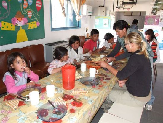 almuerzo (mittagessen) in der schule mit den beiden touris.