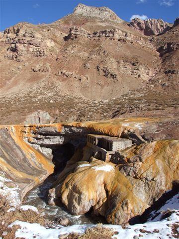puente del inca, das heisse wasser fliesst immer noch tropfenweise in den rio mendoza