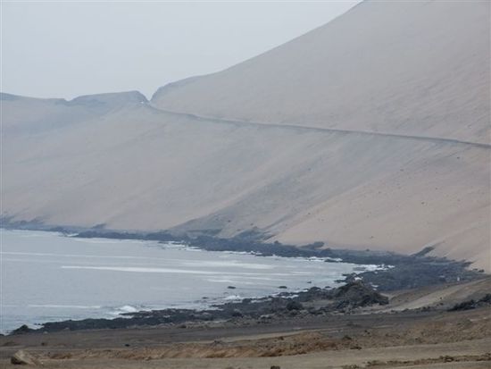 durch die riesigen sanddünen auf dem weg nach iquique.