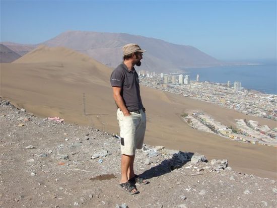 blick auf die wüstenstadt iquique.