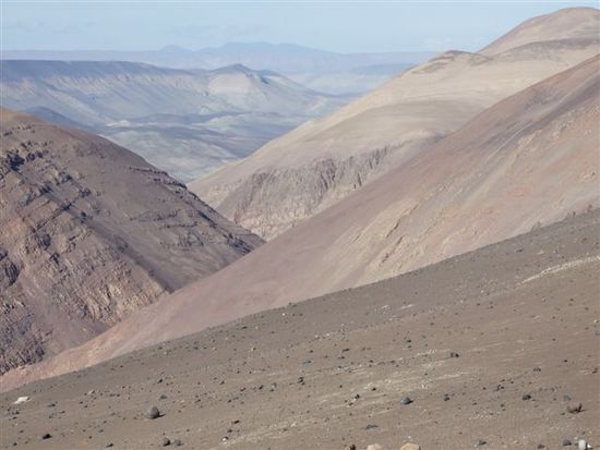 auf dem weg nach arica durchquert man riesige schluchten.