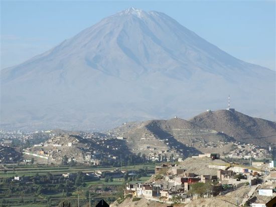 blick auf arequipa und vulkan misti 5900 m.