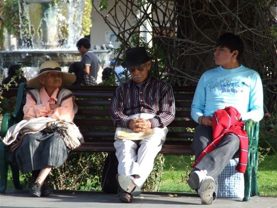 plaza de armas - arequipa - treffpunkt der generationen...