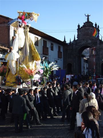 prozession zu corpus christi - hier san pedro auf dem weg zu seiner heimatkirche - das teil wiegt tonnen...